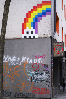 Regenbogen über Grau