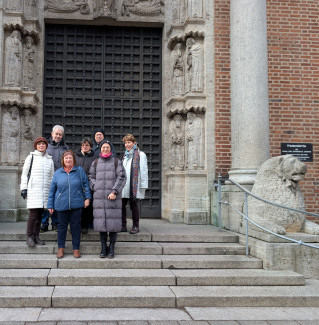 Gruppenfoto vor Friedenskirche in Nürnberg