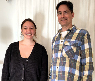 Links steht Anabelle Fischer (Praxis Hanik, Therapiezentrum für Hören und Kommunikation München),  rechts daneben steht Kirchenrat Paul Streidl (Landeskirchlicher Beauftragte für Schwerhörigenseelsorge der Evangelisch-Lutherischen Kirche in Bayern)