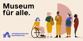 Illustration mit dem Schriftzug "Museum für alle." Links unten befindet sich das Logo des Internationalen Museumstags. Rechts davon stehen fünf stilisierte Personen, darunter eine Person im Rollstuhl, eine mit Gehstock und verschiedene weitere Personen in vielfältiger Kleidung. Das Bild symbolisiert Vielfalt und Barrierefreiheit.