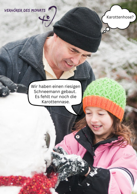 Ein Mann und ein Kind stehen draußen im Schnee und bauen gemeinsam einen Schneemann. Der Mann trägt eine schwarze Mütze und eine dunkelgraue Jacke, das Kind eine grüne Strickmütze mit orangem Rand sowie eine rosa Winterjacke. Beide schauen lächelnd auf den Schneemann, der bereits einen roten Schal trägt. Neben dem Kind befindet sich eine Sprechblase mit dem Text: „Wir haben einen riesigen Schneemann gebaut. Es fehlt nur noch die Karottennase.“ Über dem Mann ist eine Gedankenblase eingefügt, in der steht: „K