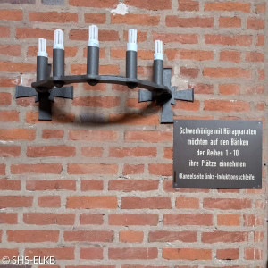 Hinweisschild Induktive Höranlage in der Friedenskirche Nürnberg